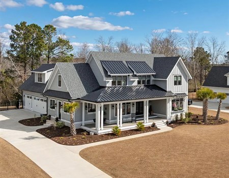 Outside_look_at_a_Reeves_Custom_home.jpg